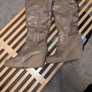 Size 10 faux leather wedge boots w rugged sole, faux fur lining, lace up detail